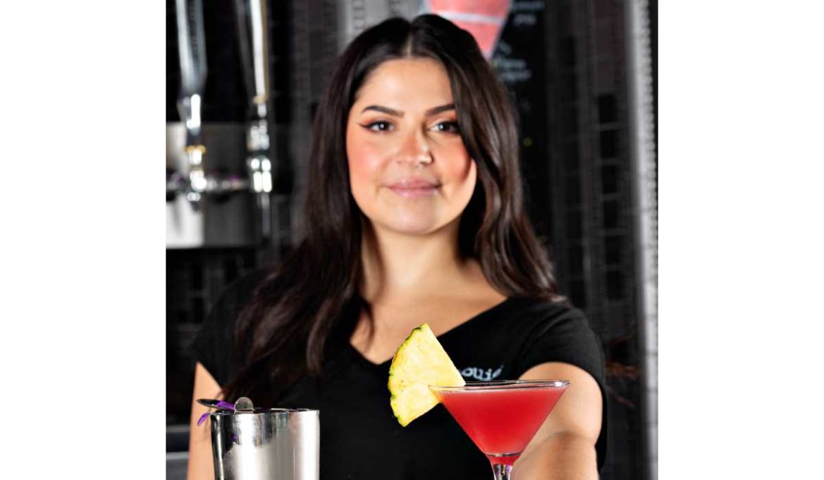 Elyse Perez, Bar Louie.