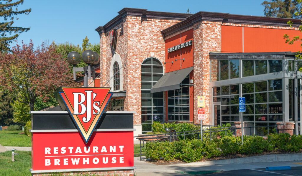 BJ's restaurant exterior.